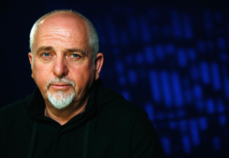 Glimt. Peter Gabriel har tydeligvis stadig lyst til at udfordre sig selv rent musikalsk. Det sker desværre kun sjældent på hans nye album. 