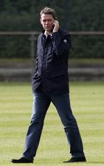 trænerjæger. Frank Arnesen har angiveligt haft et par håndfulde kandidater til HSV-jobbet i røret. 