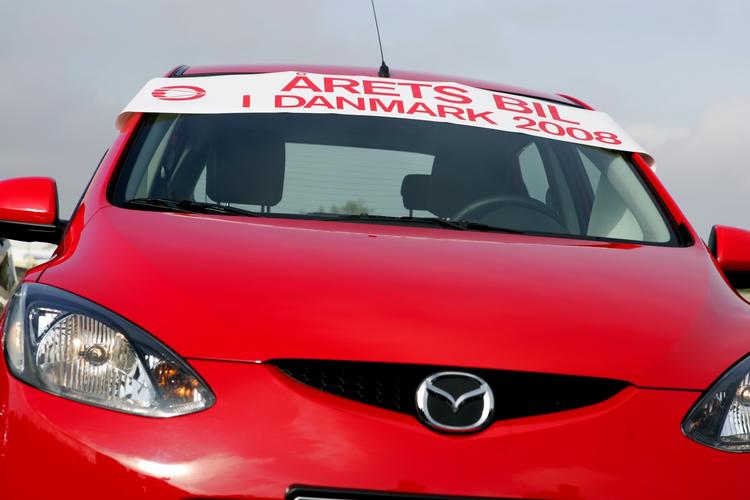 hæder. En række bilmærker håber at kunne hænge årets bil-banneret på deres kandidat. Her er det Mazda 2, der blev kåret i 2007. Arkivfoto: Rasmus Baaner 
