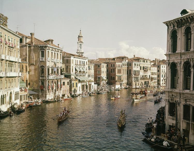 Krystalliseret. Vævet ind i det alt sammen eller anbragt i en af bjergets indre krybegange er han der selv, den forelskede Stendhal, foruden genstanden for hans kærlighed, skjult bag skiftende navne og snart i Berlin, Rom, Venedig, så i Ravenna, Dresden, Napoli, den dobbeltkrystalliserede, men stadig lige uindtagelige Mme. Dembrowski, skriver Thomas Thurah om bogen. 