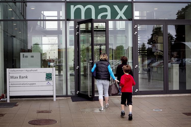 bankkrak. Den lokale Max Bank med hovedsæde i Næstved har i længere tid været i finansverdens søgelys på grund af risikable investeringer i især ejendomssektoren. 