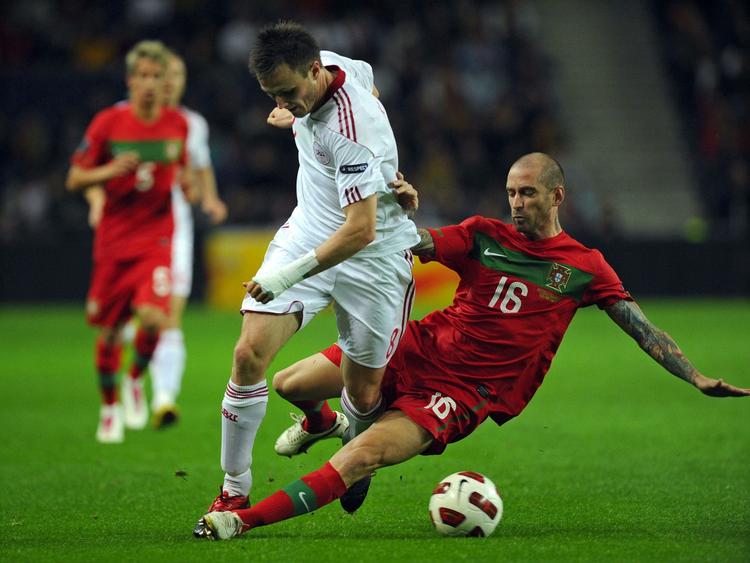 Arbejdsmand. Raul Meireles (t.h.)  mestrer både det grove og det elegante. Her mærker William Kvist, at Meireles er en mand, der gerne vil have bolden. 