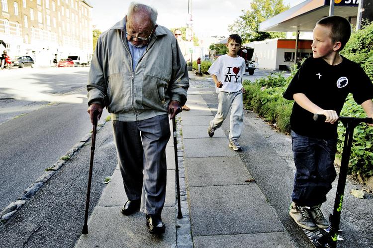 Tilbageblik. 37 år efter Anker Jørgensens grundlovstale om ligestilling i det politiske liv, har Danmark fået en kvindelig statsminister. Selv holder Anker blikket fast rettet mod jorden. 