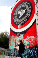 hærget. Nu er også Shepard Faireys nye udgave af vægmaleriet blevet oversprøjtet med maling. 