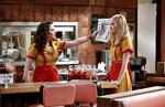 Powerkvinder. Den tidligere societykvinde Caroline (th.) starter fra bunden som servitrice. Her møder hun ligekvinden Max, og sammen kæmper de sig op fra bunden i '2 Broke Girls'. 