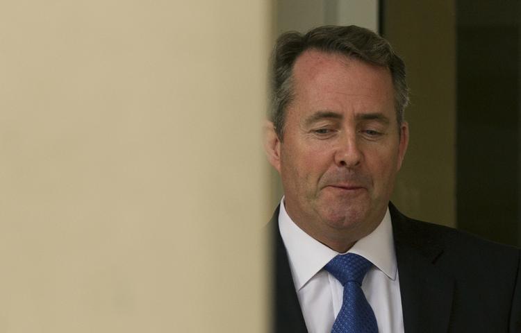Briternes forsvarsminister Liam Fox er kommet alvorligt stormvejr på grund af sin tætte relation til forretningsmanden Adam Werritty. 