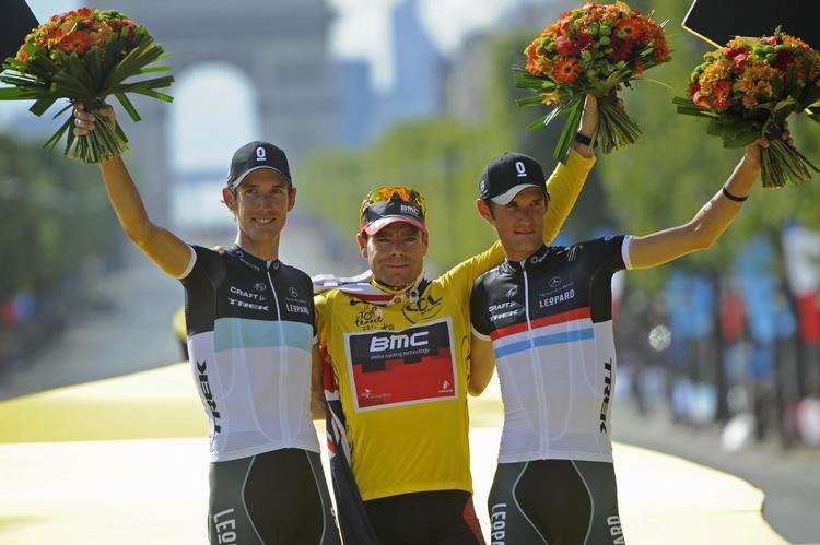 genforenet. For første gang siden Tour de France optræder brødrene Andy (tv.) og Frank Schleck (th.) i samme løb som vinderen Cadel Evans. 