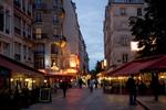 Oprør. De fleste kvindelige turister i Paris har prøvet at blive passet op på gaden af en kontaktsøgende, flirtende franskmand. For så et par år efter senere at få et: »Au revoir, madame«, når man har fået udleveret sin baguette. Hvad skete der?, spørger Politikens Ditte Giese. 