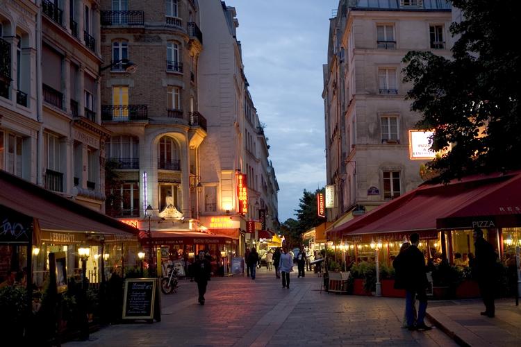Oprør. De fleste kvindelige turister i Paris har prøvet at blive passet op på gaden af en kontaktsøgende, flirtende franskmand. For så et par år efter senere at få et: »Au revoir, madame«, når man har fået udleveret sin baguette. Hvad skete der?, spørger Politikens Ditte Giese. 