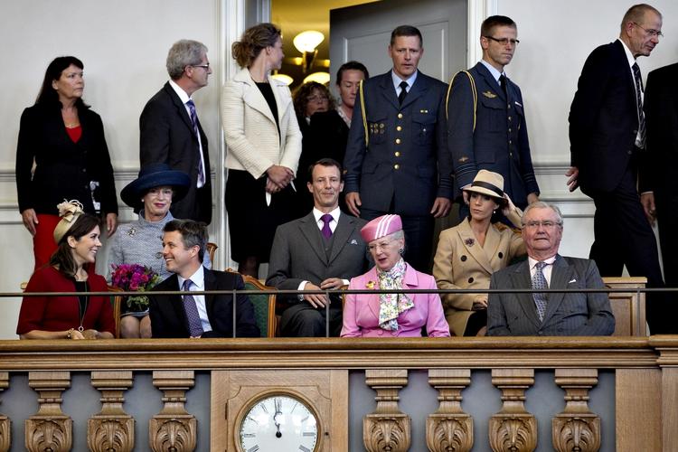 Godddag. Kongehuset var med til Folketingets åbning forleden, men står det til regeringen skal de kongelige skrives ud af grundloven. 