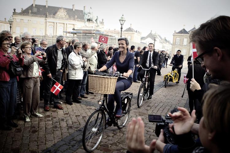 Debat. Det er imidlertid ikke kun landets store erhvervsorganisationer, der mangler fornemmelse for tidens tern i ligestillingsdebatten. Det mindede Margrethe Vestager (R) os om, da hun skulle finde frem til sin del af ministerholdet, og det kun blev til en kvinde. Nemlig hende selv. 