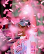 Vindertype. Alberto Contador øverst på sejrsskamlen i Milano i søndags, hvor han blev hyldet  som en suveræn vinder af den 94. udgave af Giro d'Italila. 