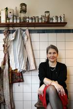 Høflig. Sanne Udsen, forfatter til bogen 'Takt og tone i tiden', husker at have brugt 'frøken' som barn:   »Afskaffelsen af frøken på dansk er kommet snigende. Da jeg gik i skole, sagde vi frøken Dit og frøken Dat til vores ugifte kvindelige lærere«. 