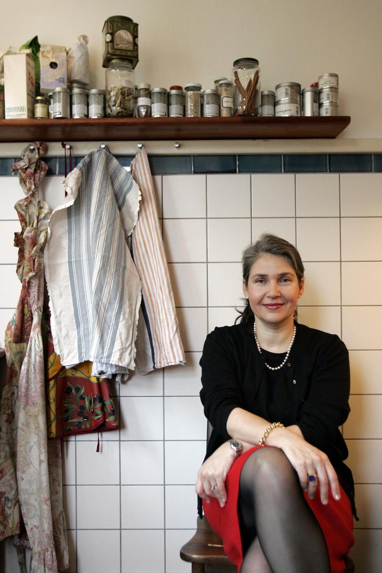 Høflig. Sanne Udsen, forfatter til bogen 'Takt og tone i tiden', husker at have brugt 'frøken' som barn:   »Afskaffelsen af frøken på dansk er kommet snigende. Da jeg gik i skole, sagde vi frøken Dit og frøken Dat til vores ugifte kvindelige lærere«. 