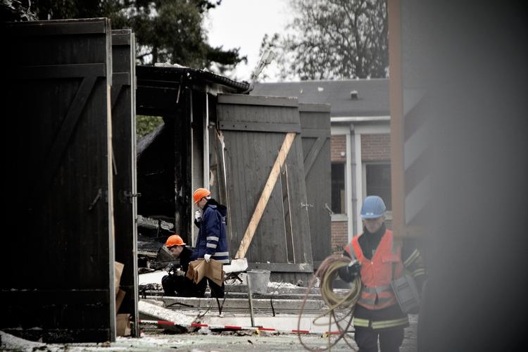 Efterforskning. Undersøgelserne på eksplosionsstedet i Store Andst kan trække længe ud, oplyser politiet. 