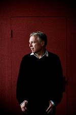 kulturMinister. 57-årige Uffe Elbæk er uddannet socialpædagog og journalist. Han har blandt andet startet iværksætteruddannelsen Kaospiloterne, været medlem af Aarhus Byråd for de radikale og direktør for World Outgames.