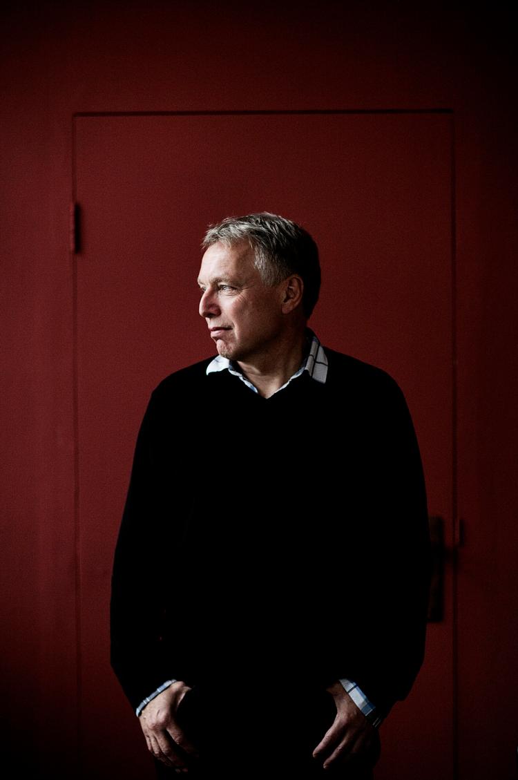 kulturMinister. 57-årige Uffe Elbæk er uddannet socialpædagog og journalist. Han har blandt andet startet iværksætteruddannelsen Kaospiloterne, været medlem af Aarhus Byråd for de radikale og direktør for World Outgames.