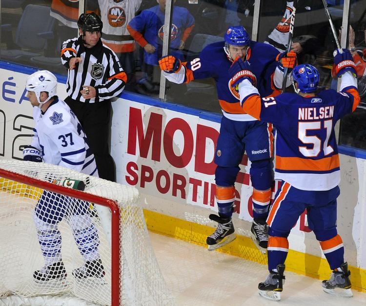 matchvinder. Frans Nielsen sikre New York Islanders sæsonens første NHL.sejr. 