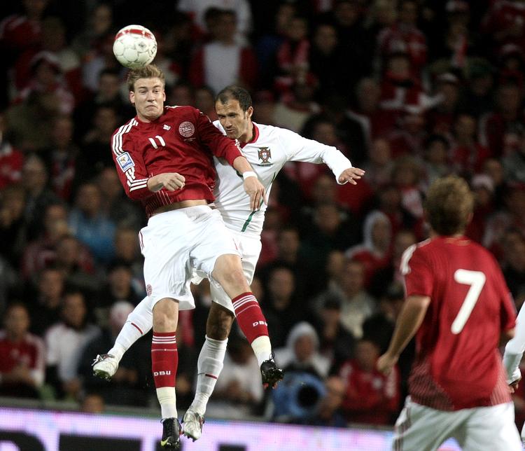 UDELUKKET. I sine første tre kampe mod Portugal har Nicklas Bendtner spillet over for Ricardo Carvalho, men Real Madrid-spilleren er udelukket fra landsholdet, fordi han forlod lejren inden kampen mod Cypern, fordi han ikke skulle starte inde. 