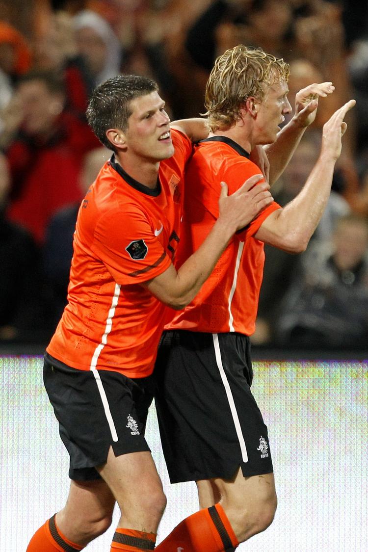 Målmaskiner. Holland - her Klaas jan Huntelaar og Dirk Kuyt - har i gennemsnit scoret tre gange, hver gang de jhar spillet på udebane i EM-kvalifikationen - og endnu ikke lukket mål ind. 