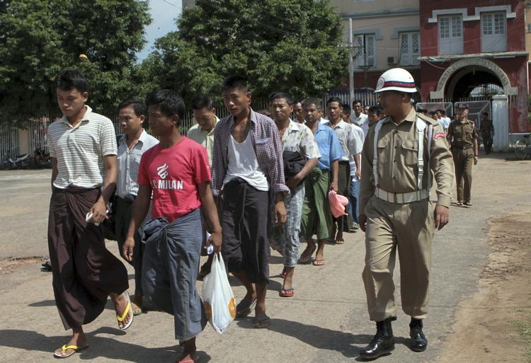 Frihed. Fanger går mod friheden uden for Insein fængslet i Myanmar. I dag sagde regeringen, at de vil løslade øvrige 6.359 fanger. 