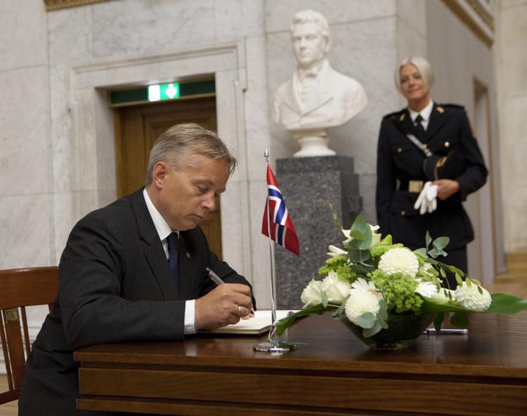 Kritik. Norges justitsminister Knut Storberget ses her, da han kort efter terrorangrebet på Utøya underskrev en officiel kondolance-protokol for at mindes ofrene. 