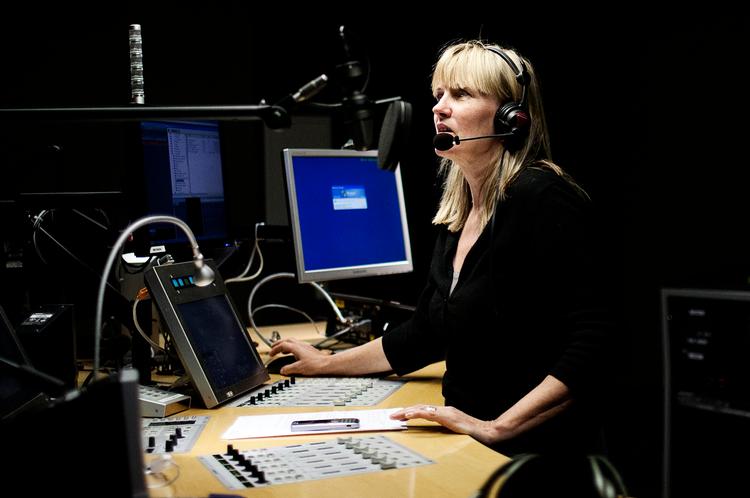 Radiobølgegang. Radio24syv er på vej i æteren, og den konkurrence medfører markante forandringer på P1, især i morgenfladen. Og værterne, som her 'P1 Orientering's Karen Hjulmand, må generelt gerne »træde mere i karakter«, siger en af cheferne bag P1-planerne. 