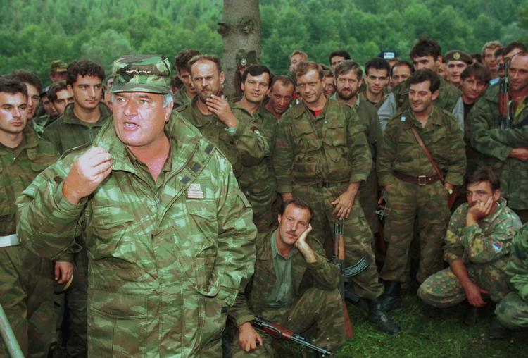 Den 69-årige eks-general Ratko Mladic bliver behandlet på et hospital - angiveligt på grund af lungebetændelse. 