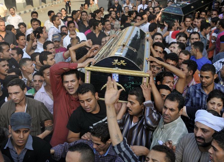 URO. Egyptere sørger over ofrene for søndagens sammenstød mellem demonstranter og militæret. 