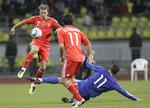 Duel. Russia's Aleksandr Anyukov (tv.) og Alan Dzagoev kæmper om bolden mod Andorra's Sergio Moreno. 