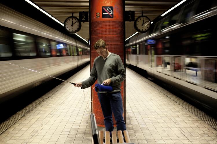 Måling. Kåre Press fra Det Økologiske Råd måler partiklerne på Nørreport Station. 