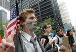 Protest. Igen i går var der protester mod finansverdenen i New York.  Robert James Carlson (tv.) havde sat en dollarseddel over munden. 