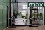 Krak. Max Bank med hovedsæde i Næstved krakkede i weekenden. Sparekassen Sjælland købte de sunde dele og overlod nogle store erhvervskunder til statens skraldespandsselskab Finansiel Stabilitet. 