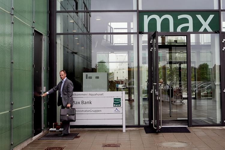 Krak. Max Bank med hovedsæde i Næstved krakkede i weekenden. Sparekassen Sjælland købte de sunde dele og overlod nogle store erhvervskunder til statens skraldespandsselskab Finansiel Stabilitet. 