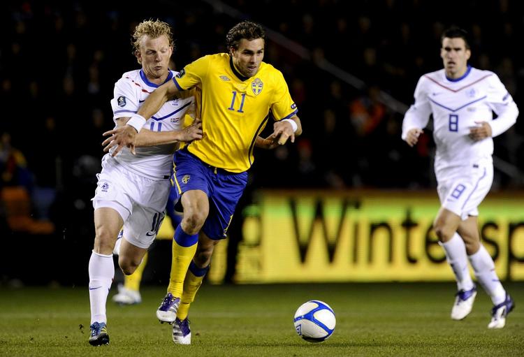 Stressende. Johan Elmander måtte klare sig med det ene øje i store dele af 2. halvleg af opgøret mod Holland. 