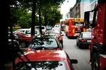 Trafikprop. Regeringen vil gøre det dyrere for bilister at køre ind i København. Men modsat regeringens løfte vil S, R og SF alligevel ikke sænke priserne på kollektiv trafik. 