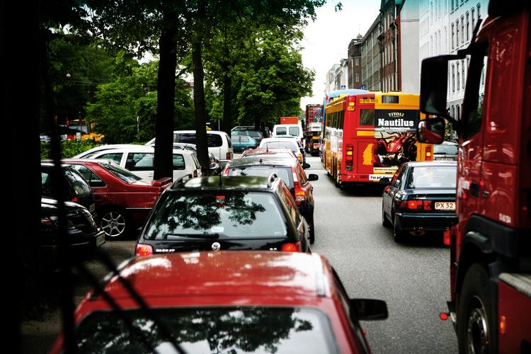 Trafikprop. Regeringen vil gøre det dyrere for bilister at køre ind i København. Men modsat regeringens løfte vil S, R og SF alligevel ikke sænke priserne på kollektiv trafik. 