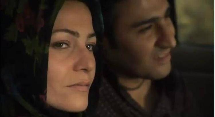 Pisk. Marzieh Vafamehr bliver draget af sin australske ven i filmen 'My Teheran for Sale'. Australien er paradis i forhold til Iran, siger vennen, men den slags film skal man ikke medvirke i som iraner, hvis man har sine rygstykker kært. 