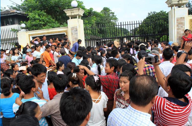 Forventning. Foran et fængsel i Myanmar venter de forsamlede på, at deres pårørende bliver løsladt. 