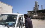 Nøgleproduktion. En libysk oliearbejder i snak med to oprørere, der afpatruljerer et oprørskontrolleret olieraffinaderi ved byen Zawiya. 