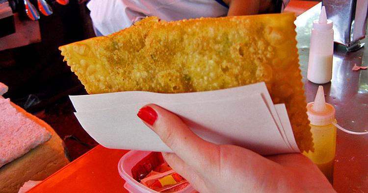 LÆKKERIER. Pastel do Bigode med oksekød købt på gademarked ved Rios Ipanema-strand. 