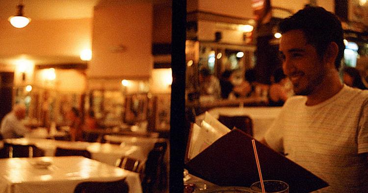 OPDATERING. Brasilianerne elsker deres kaffe, og der er altid liv på Rios mange cafeer. Vil man høre den lokale sladder, er det her, man skal hen. 