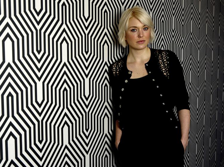 Bedrift. Det er et voldsomt stof, lyrikeren Christel Wiinblad tager fat på i sin første roman. 