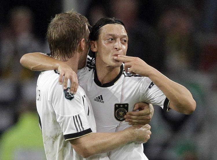 Klasse. Mesut Özil scorede i Tysklands sejr i aftes over Belgien. Det var den tiende sejr af ti mulige for tyskerne i kvalifikationen. 