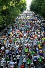 Udmattende. Der afvikles ugentligt store maratonløb rundt omkring i verden. Her løbes der i Budapest, Ungarn, weekenden inden skandalen i Newcastle. I Budapest kom løberne - så vidt vides - i mål ved at løbe samtlige 42,195 km. 
