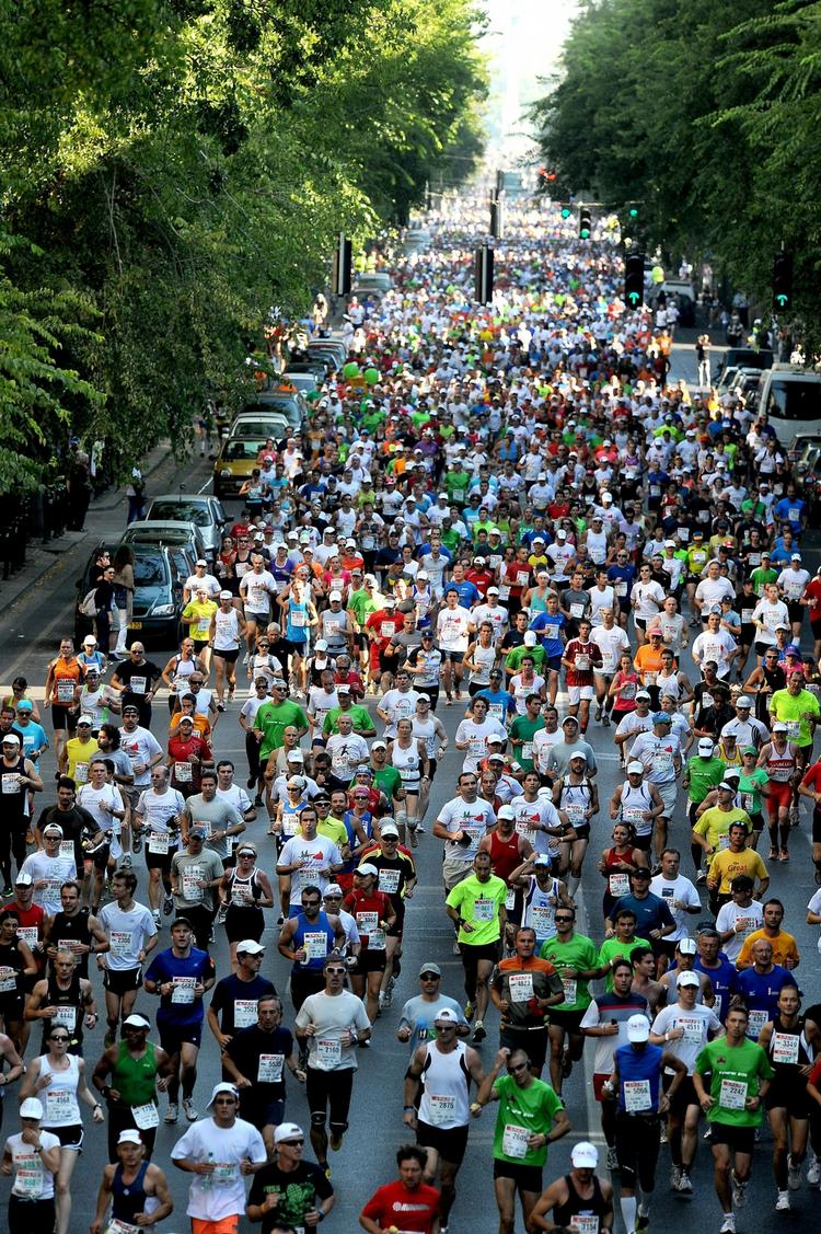 Udmattende. Der afvikles ugentligt store maratonløb rundt omkring i verden. Her løbes der i Budapest, Ungarn, weekenden inden skandalen i Newcastle. I Budapest kom løberne - så vidt vides - i mål ved at løbe samtlige 42,195 km. 
