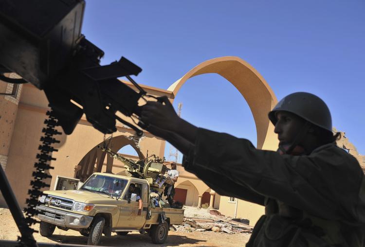 Slutspil. Libyske oprørsstyrker i Sirte, der fortsat forsvares af en Gaddafi-tro styrke. 