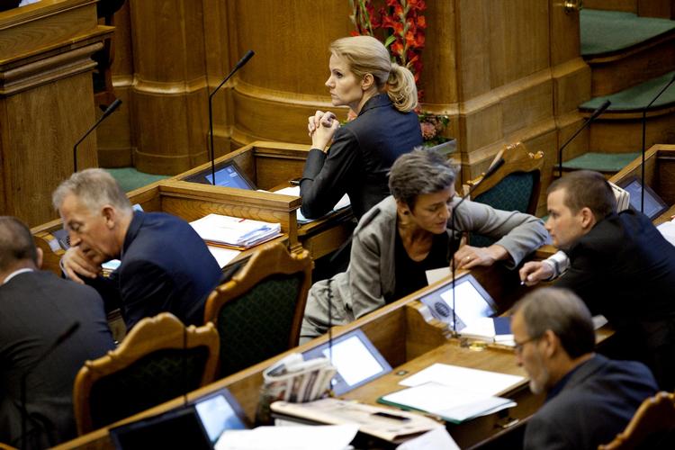 åbningskaos. Flere af de nye ministre rejste sig ikke passende for dronningen, da Folketinget åbnede sidste tirsdag. Det beklager Thorning nu. 