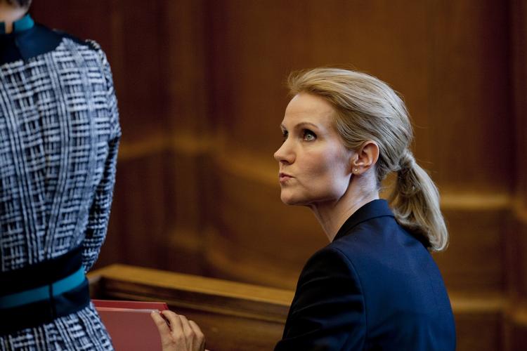 spørgetid. Helle Thorning-Schmidt (S) havde en stædig opposition på nakken. De ville høre mere om, hvor længe Thorning havde vidst, at Henrik Sass Larsen ikke kunne godkendes som minister af PET. 