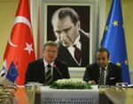 EU-ANSØGNING. Den tyrkiske AU-minister Egemen Bagis fotograferet sammen med EU's kommisær for udvidelserne, Stefan Fule, ved et møde i Ankara i juli. Ansigtet på billedet bag d'herrer tilhører Kemal Atatürk, det moderne Tyrkiets fader. 